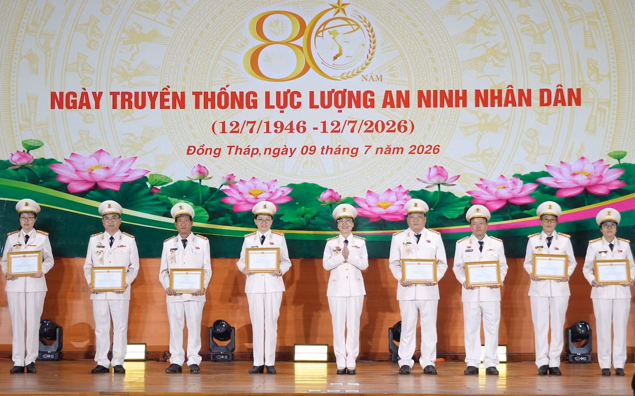 dai-ta-vo-thi-hoai-ngoc-pho-giam-doc-cong-an-tinh-trao-khen-thuong-cho-cac-ca-nhan-co-thanh-tich-xuat-sac-1.jpg