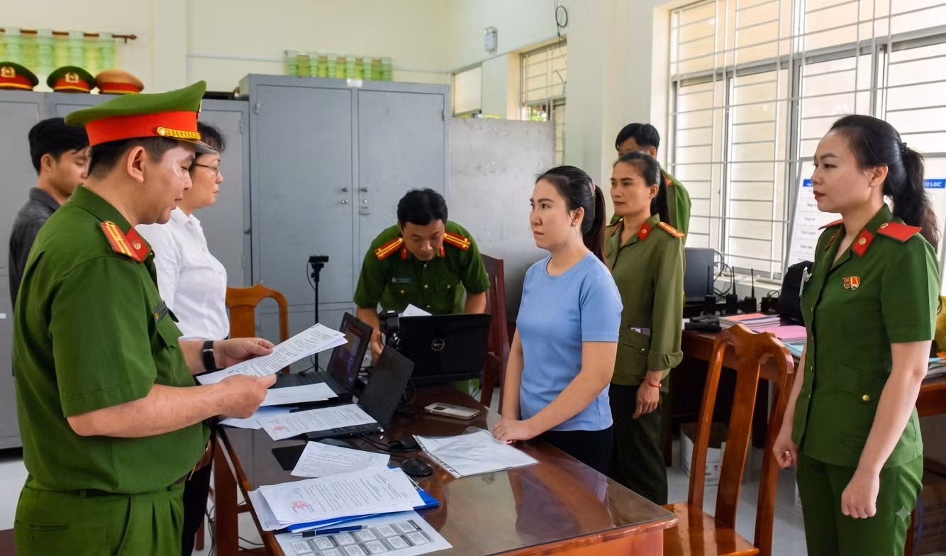 dieu-tra-vien-tong-dat-quyet-dinh-khoi-to-bi-can.png