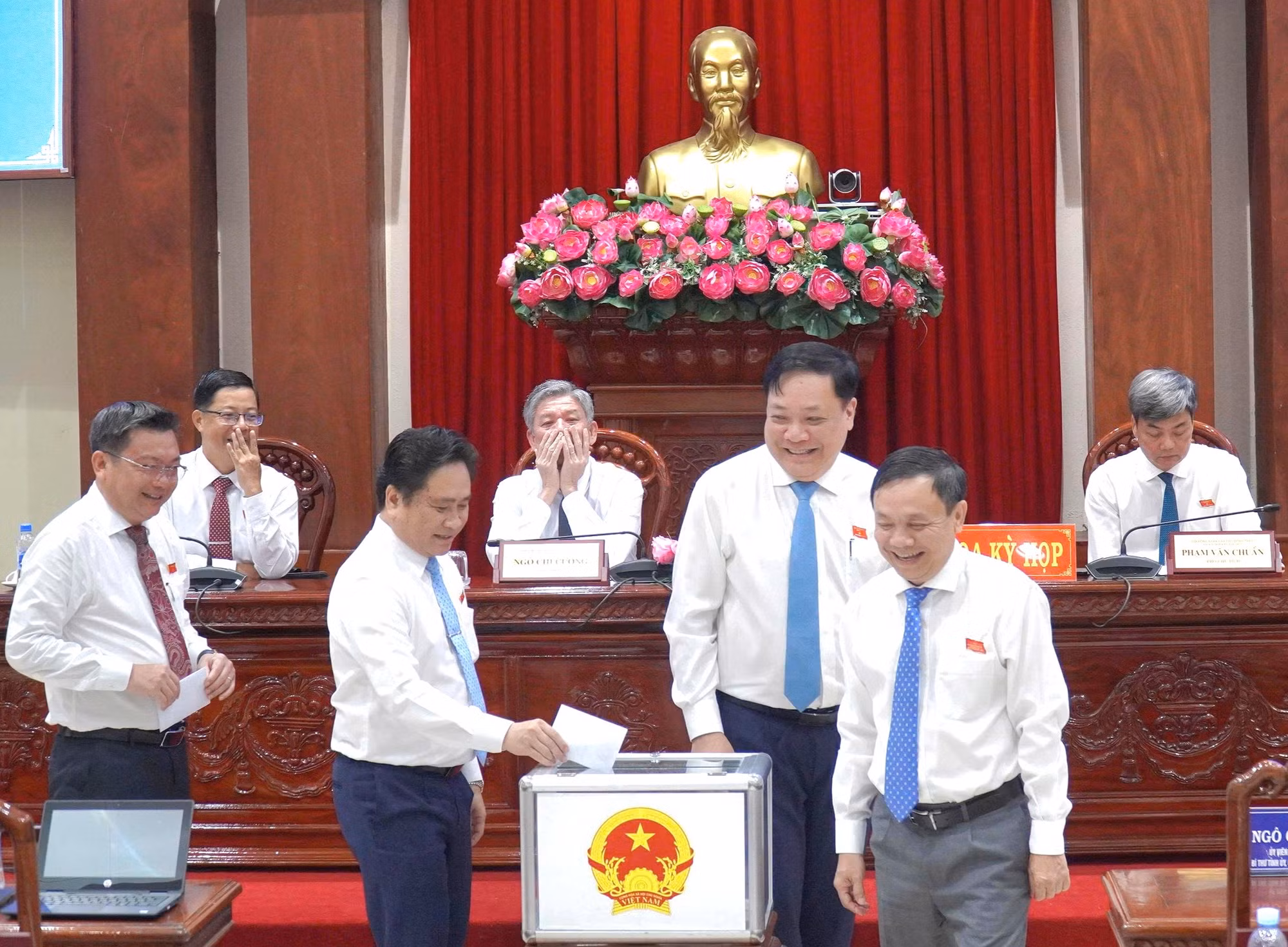 Các đại biểu bỏ phiếu bầu tân Chủ tịch UBND tỉnh Đồng Tháp.