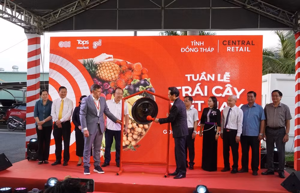 cac-dai-bieu-thuc-hien-nghi-thuc-khai-mac-tuan-le-trai-cay-viet-nam.jpg