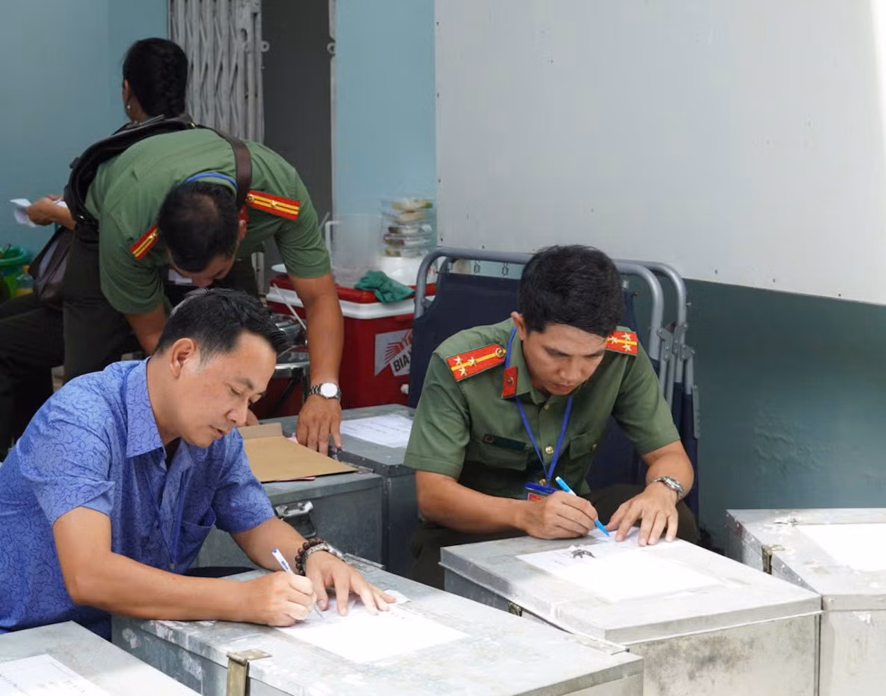 ban-sao-de-thi-duoc-bao-quan-trong-thung-co-dan-niem-phong-dung-theo-quy-dinh.jpg