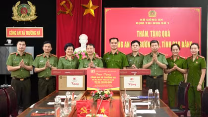 Cụm thi đua số 1, Bộ Công an trao quà an sinh xã hội tại xã Trường Hà, tỉnh Cao Bằng