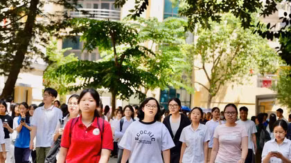 Học sinh Hà Nội đến các điểm thi làm thủ tục dự thi vào lớp 10 năm học 2026-2027.