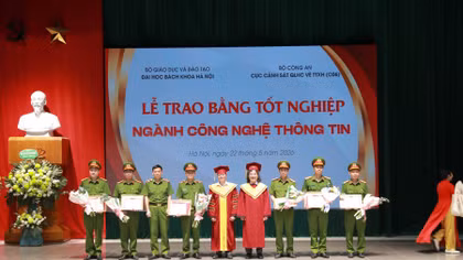 Trao bằng tốt nghiệp ngành Công nghệ thông tin cho cán bộ chiến sĩ trực tiếp vận hành Đề án 06