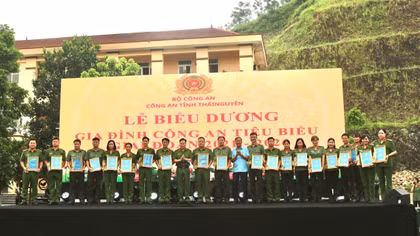 Đại tá Nguyễn Xuân Hùng - Phó Giám đốc Công an tỉnh và đồng chí Vũ Đức Hảo - Phó Giám đốc Sở Văn hoá, Thể thao và Du lịch tỉnh trao Giấy chứng nhận và kỷ niệm chương cho các gia đình tiêu biểu.