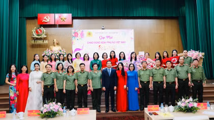 Vững vàng nơi công tác, tận tâm trong gia đình