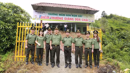 Cục Ngoại tuyến bàn giao điểm trường Giàng Dúa Chải đúng dịp 19/8