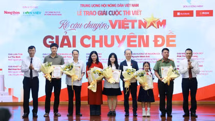 Ban tổ chức trao thưởng cho các tác giả đạt giải Chuyên đề.