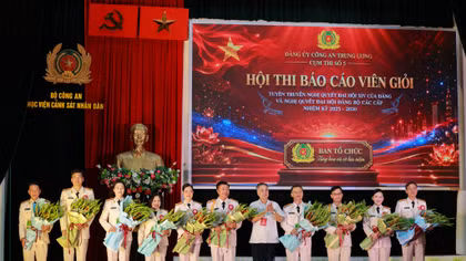 Ban tổ chức tặng hoa cho các báo cáo viên tham gia hội thi.