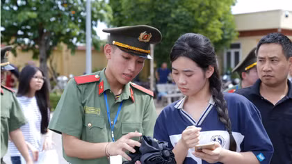 Đoàn viên Học viện Kỹ thuật và công nghệ an ninh hỗ trợ thí sinh trong ngày làm thủ tục dự thi.