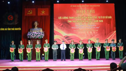 Ban Tổ chức trao Cờ lưu niệm cho các đội tham gia Hội thi cấp tỉnh.