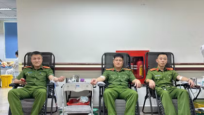 Cán bộ Công an xã Văn Hán tham gia hiến máu cứu bệnh nhân.