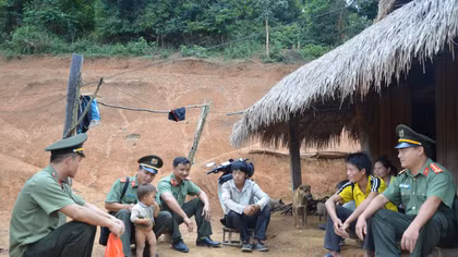 Cán bộ an ninh tỉnh Điện Biên tăng cường xuống cơ sở, vận động tuyên truyền cho nhân dân.