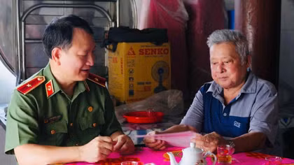 Thiếu tướng Đặng Khắc Chất, Phó Cục trưởng Cục An ninh đối ngoại trò chuyện cùng ông Võ Văn Mười - con trai của liệt sĩ Võ Văn Bảy.
