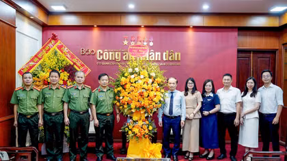 Phó Trưởng ban Thường trực Ban Tuyên giáo và Dân vận Trung ương Phạm Tất Thắng cùng đoàn công tác tặng hoa chúc mừng Báo CAND nhân kỷ niệm 101 năm Ngày Báo chí cách mạng Việt Nam.