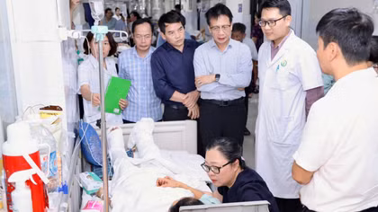 Bộ trưởng Bộ Giáo dục và Đào tạo tặng Bằng khen cho cô giáo mầm non cứu học sinh bị xe tải cán