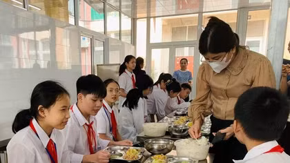 Học sinh nhiều trường bị chậm bữa ăn bán trú, Hà Nội yêu cầu chấn chỉnh, rà soát 