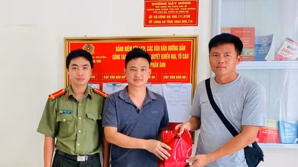 Công an xã hỗ trợ trao trả hơn 200 triệu đồng chuyển nhầm