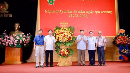 Thay mặt Đảng uỷ, lãnh đạo Cục Ngoại tuyến, Phó Cục trưởng Tường Minh Châu tặng hoa chúc mừng các học viên khoá T1 nhân kỷ niệm 50 năm tựu trường (1976-2026).