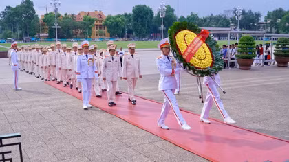 Đảng ủy, lãnh đạo Cục và cán bộ, chiến sĩ Cục An ninh chính trị nội bộ đã tới đặt vòng hoa, vào Lăng viếng Chủ tịch Hồ Chí Minh.