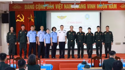 Lãnh đạo Văn phòng Thường trực Bộ Công an về GGHB LHQ, Ban Chỉ huy Đơn vị Cảnh sát GGHB số 1 chụp ảnh lưu niệm cùng đoàn công tác thuộc Trung tâm Huấn luyện cảnh sát GGHB Trung Quốc.