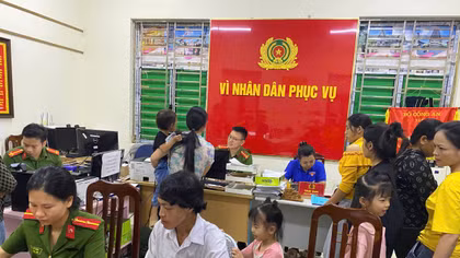 Chiến dịch "Mùa hè số cùng VneID" phát huy vai trò xung kích, sáng tạo của cán bộ, chiến sĩ Công an, đoàn viên, thanh niên, hội phụ nữ trên địa bàn xã Nghĩa Tá trên nền tảng “Bình dân học vụ số”.