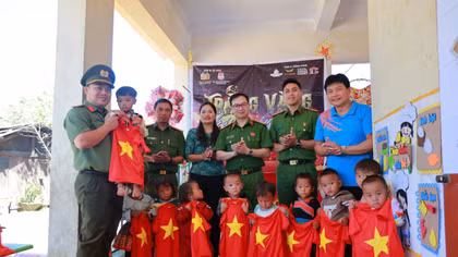 Học viện CSND mang Trung thu yêu thương về với trẻ em Tây Bắc