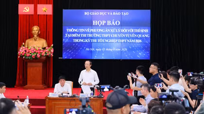 Có sự móc nối giữa phụ huynh và giáo viên tại điểm thi Trường THPT chuyên Tuyên Quang 