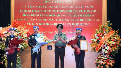 Đại tướng Tô Lâm, Bộ trưởng Bộ Công an (nay là Tổng Bí thư, Chủ tịch nước) trao quyết định thành lập Văn phòng Thường trực Bộ Công an về Gìn giữ hòa bình Liên hợp quốc, tháng 8/2021.