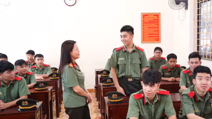 50 năm vững vàng trong sự nghiệp gieo chữ, luyện quân