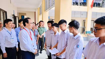 Bộ trưởng Bộ Giáo dục và Đào tạo động viên thí sinh thi tốt nghiệp THPT 