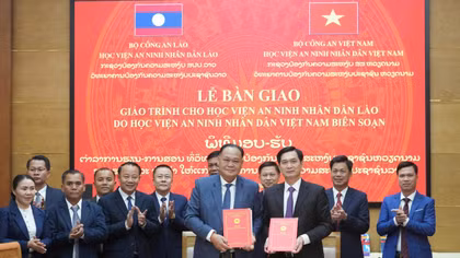 Học viện ANND bàn giao giáo trình cho Học viện ANND Lào