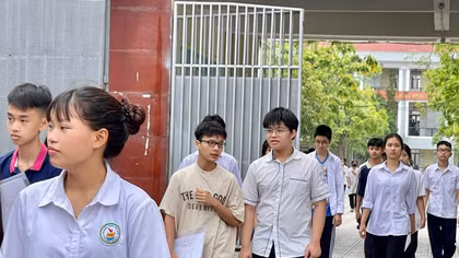 Học sinh Hà Nội thi môn đầu tiên, phụ huynh thấp thỏm chờ con trước cổng trường