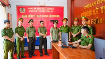 Các đại biểu tham quan tại bộ phận “Một cửa số” của đơn vị.