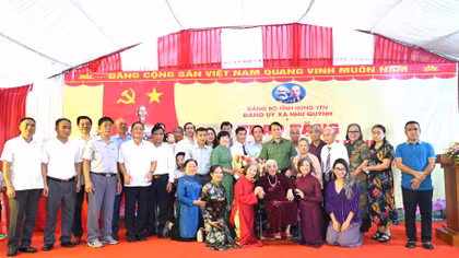 Bộ trưởng Lương Tam Quang trao Huy hiệu 80 năm tuổi Đảng tại Hưng Yên