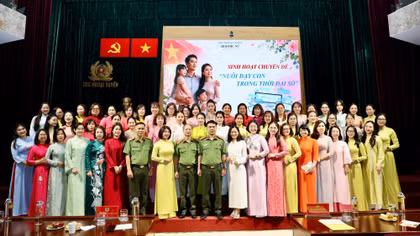 Nữ cán bộ Cục Ngoại tuyến giỏi nghiệp vụ, khéo dạy con thời đại số