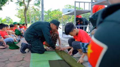Các “chiến sĩ nhí” hào hứng tham quan khuôn viên rộng lớn của Trung tâm Đào tạo và Phát triển năng lực GGHB tại xã Hoàng Hoa Thám, tỉnh Hưng Yên.
