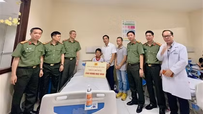 Công an tỉnh Quảng Ninh nhận đỡ đầu nạn nhân sống sót trong vụ lật tàu Vịnh Xanh