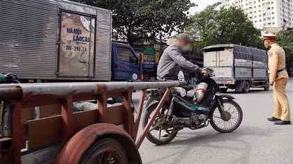 CSGT phối hợp Công an cấp xã xử lý xe ba bánh tự chế, xe chở hàng cồng kềnh