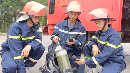 Chiến sĩ nghĩa vụ Hứa Văn Trường chiến đấu với giặc lửa cứu giúp người gặp nạn
