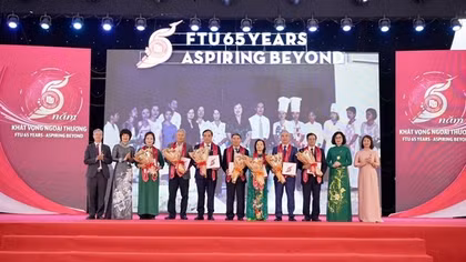 Trường Đại học Ngoại Thương được tặng nhiều bằng khen và thư ghi nhận của 15 đại sứ quán, tổ chức quốc tế