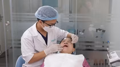 Trồng răng implant “dưới chuẩn” – Cảnh báo hậu quả tiêu xương, nhiễm trùng và mất xương hàm