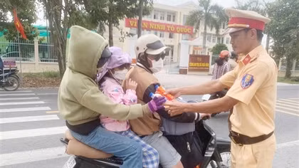 Công an tỉnh Sóc Trăng tiếp sức người dân về quê đón Tết