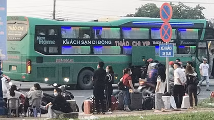 Bài 1: Ngang nhiên “gom” khách ngay tại nơi có biển cấm