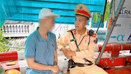 CSGT kịp thời ngăn nam thanh niên định nhảy cầu Chương Dương tự tử