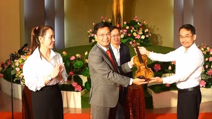 Chiếc violin sứ độc bản về với nhân dân Lâm Đồng