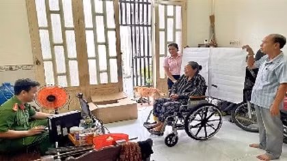 Công an cơ sở giúp đỡ đảng viên bệnh tật, già yếu cấp, đổi thẻ Đảng