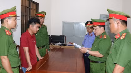 Bắt tạm giam 2 cha con lừa đảo chiếm đoạt 10 tỷ đồng