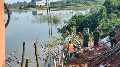 Lực lượng Công an Bắc Ninh phối hợp gia cố đê tránh nguy cơ sạt lở