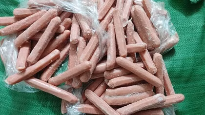 Thu giữ 1.500 hộp kẹo mút và 400 kg xúc xích đông lạnh không rõ nguồn gốc xuất xứ